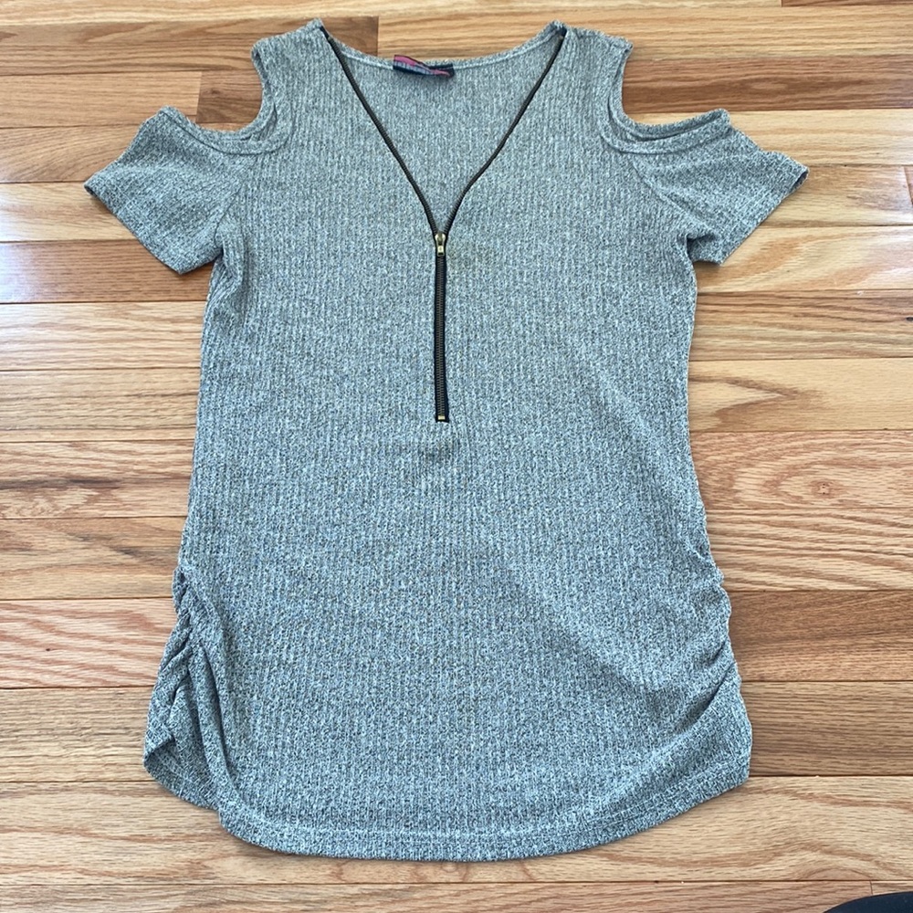 Gray  zipper top size small